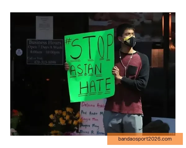 艾维街头激情演讲手持麦克风大胆表达观点引发路人热烈关注