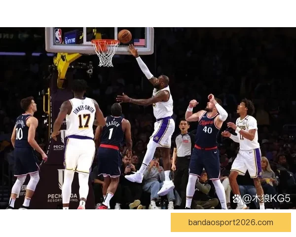 詹姆斯凌晨抵达迈阿密出战热火追平帕里什纪录